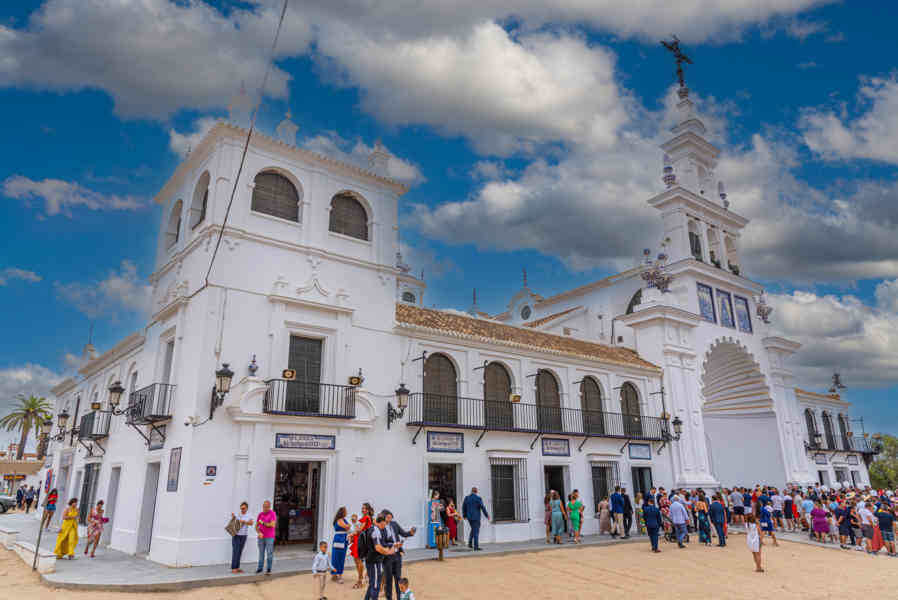 Huelva - El Rocío 08 - santuario de Nuestra Señora del Rocío.jpg